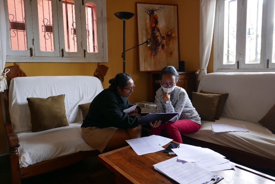 Sismondi and Miora simulating an interview in Maison du Pyla
