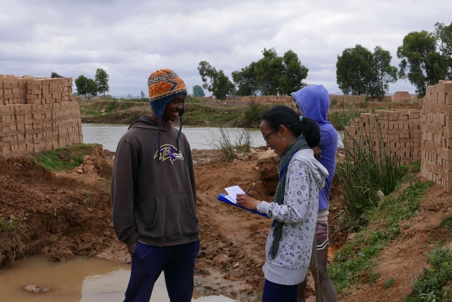 Miora interviewing a brick-maker in the riverbed of the Ikopa river